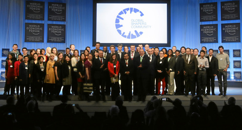 Muhtar Kent和“全球杰出青年”在2013年会上的合照（照片：美国商业资讯）


